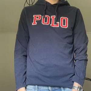 Ralph Lauren Hoodie - Tja säljer nu min ralph lauren hoodie. Skicket på hoodie är bra. Inga defekter eller så. Snubben på bilden är 182 cm och väger 69KG. Priset kan diskuteras 💯👍🙏Kontakta mig om du har frågor💯🔥