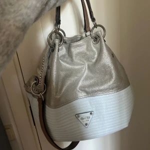 Väska - Jättefin vintage guess väska, jättefint skick. Väldigt rymlig🤩🤩äkta såklart! 