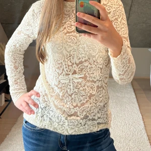 Superfin spetsblus  - Jättesöt cremevit spetsblus i strl S. I bra skick💞 Passar att ha på sig till t.ex middagar o sånt.