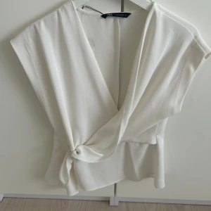 Zara blus  - Vit zara blus i omlott där framme, aldrig använd med prislappar kvar 