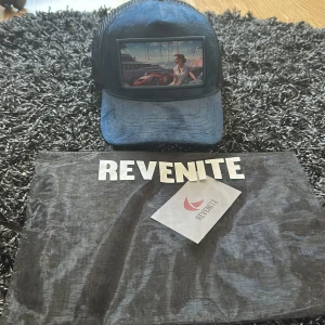 Blå Revenite keps - Passar alla inga defekter, påse ingår signerad av leo/Revenite.