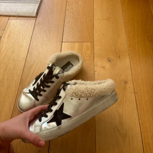 Golden goose 37-38 - Fint skick. Jag har storlek 37, men skulle säga att passar 37,37,5 och 38. Dustbag ingår.