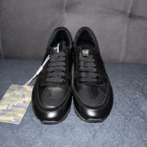 Valentino rockrunners  - Säljer mina helt nya valentino rockrunners aldrig kommit till användning. Taggarna är kvar på den. Prisets kan sänkas vid snabba affärer.