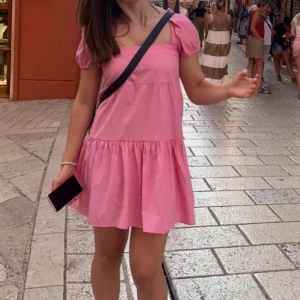 Rosa sommarklänning  - Säljer min jättesöta sommarklänning med fin knytdetalj i ryggen från Stadivarius då den blivit för liten men är i jättebra skick!💕 Storlek M men passar S bra också! Skriv gärna om ni har några funderingar eller vill se fler bilder med klänningen på💕