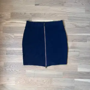 Cool tight mörkblå kjol med dragkedja från NEO Adidas i storlek S. Knappt använd och i bra skick.