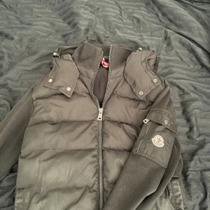 Moncler cardigan 1000 - Storlek 3 nästan inget fel på den förutom ett hål i innefickan 1000kr Inte äkta qr kod funkar men inte nfc