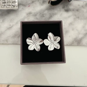 Blom örhängen - Säljer mina gulliga Blom örhängen som aldrig är använda💞💞