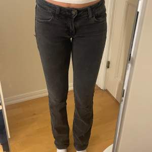 Svarta lågmidjade jeans från stradivarius. Säljs då de aldrig kommer till användning 🥰