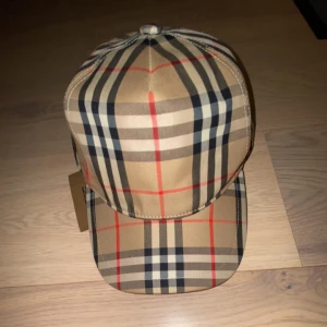 Burbbery keps  - Burberry keps, i nyskick har haft den i ca 3 månader liggandes nu. Skriv om instresserad, kan förhandla vid snabb affär