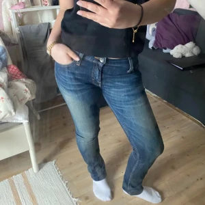 Lågmidjade jeans💙 - Säljer dessa super sköna, lågmidjade jeansen från Tiger Of Sweden.😍 Passar till allt, uppklätt som ned klätt och är stretchiga men inte ”töjiga”.🌟
