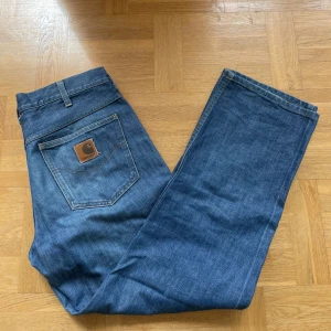  Vintage Carhartt jeans - 👋🏽 säljer mina vintage carhartt jeans då de är alldeles förstora. Står dessvärre ingen storlek på dom. Men skulle säga herr M. Hör av er vid frågor om mått osv. 