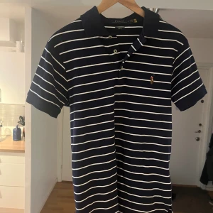 Ralphlauren pike - Säljer en Ralphlauren pike i perfekt skick, inga skador på tröjan, storlek S