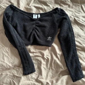 Adidas croptop  - Svart långärmad adidas crop top storlek 38 men skulle mer säga XS/S. Aldrig använd, har två st likadana oanvända. 