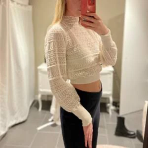 Spets blus - Cremevit spetsblus från Zara i strl M, passar även S! Aldrig använd med prislapp kvar🤍Första bilden lånad!