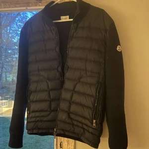 Moncler Cardigan - Moncler cardigan storlek L i nyskick, pris är inte hugget i sten🤝 hör av dig vid funderingar🌟