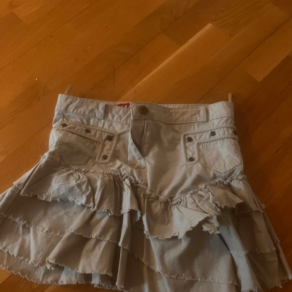 Väldigt söt beige kjol, det var min mammas från 1990- talet ungefär. 🩷 Men den är tyvärr för stor för mig i midjan :( Storleken är 40 men skulle säga att den passar en M. Kjolar.