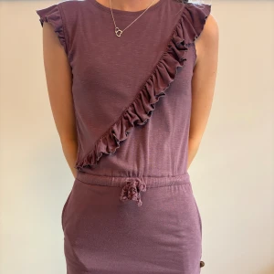 Fin klänning  - Andvänd fin lila bra sommar klänning 💕stolek 134-140 men jag är 164 och den sitter perfekt 