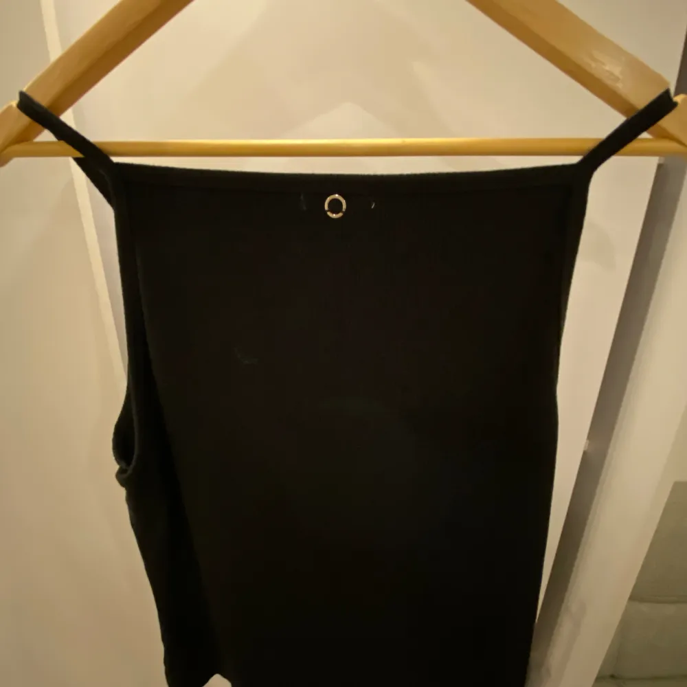 Ett svart linne i lite tjockare material från STOCKH LM som är köpt för 2 år sedan. Älskade detta limmet under sommaren men tyvärr använder jag den ej längre, på grund av att jag ej använder linnen så mycket längre. . Toppar.