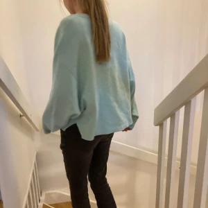 Turkos tjocktröja  - En fin somrig tjocktröja från CW