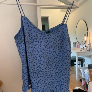 Linne - Blått linne från Vero Moda i storlek S (passar även M), fint skick💖