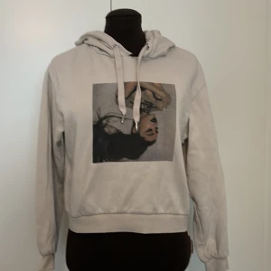 Ariana Grande Hoodie  - Mjuk och skön med tryck av Ariana på framsidan. Lite sliten vid kragen men annars är den hel och fin. Pris + frakt