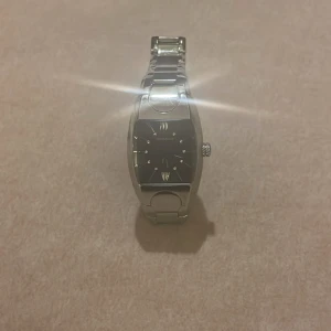 Silverklocka - En jättefin lyxig silverklocka från Police som är helt oanvänd och i fint skick. 😋