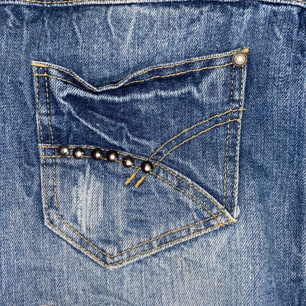 Jättefin jeans kjol med detaljer.  Säljer då den är för stor, aldrig använd  Storlek: S  Midjemått: 38x2. Kjolar.