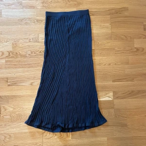Filippa K kjol  - Så mjuk och skön 🦋 står storlek M, skulle dock hellre saga den passer en S/M (veldig stretchy)