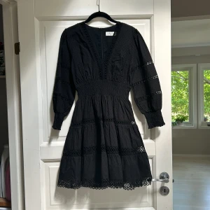 Klänning Malina  - Svart, superfin klänning från Malina inköpt sommaren 2023. Använd endast en gång. Nypris 2 500 kr på Best of Brands. 