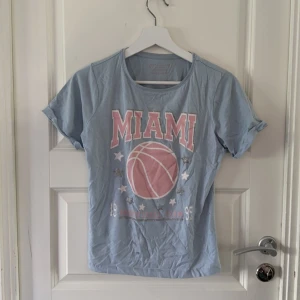 Söt T-shirt  - Söt T-shirt i fint skick från primark ❤️