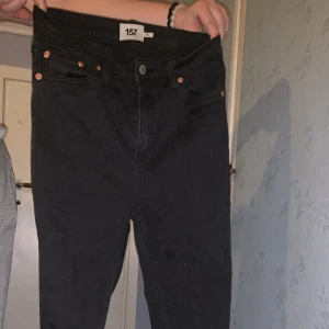 Jeans från lager 157 60kr - Jeans från lager 157 nypris 200kr mitt pris 60kr använda få gånger men de syns inte då dom legat o en garderob ett tag. Storlek S 