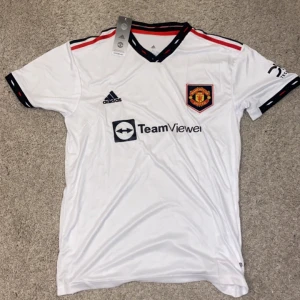 United tröja - Helt ny, perfekt till sommaren! Strl L. Skriv för fler bilder eller frågor 🙌