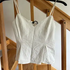 Vitt linne från Zara i linne-liknande material!🤍 storlek S