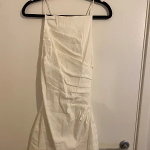 Kort vit klänning från zara - Fin kort klänning från zara i storlek xs 