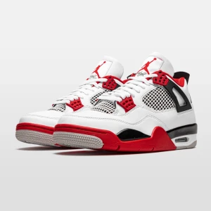 Jordan 4s - Lite använda därav priset. Kontakta mig om du har frågor🙌 jätte bra kvalite