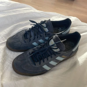 Adidas Spezial - Superfina adidas spezial som är i väldigt fint skick. De har nått litet hål på insidan vid sulan (bild 1), men annars inga defekter. Storlek 42 2/3 Köp nu 600, budgivning från 450kr. Nypris 1300kr