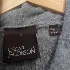 Tjena! Säljer denna feta Kashmir tröjan från Oscar Jakobsson. Köpt för 1999kr för ungefär 3 veckor sedan, säljer den då jag fick den i present och har en annan liknande.  Obs passar folk som är 168-178