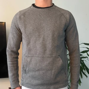 Nike tröja - Sambon vill bli av med för små grejer. Får jättegärna skicka lägre bud! 🥰