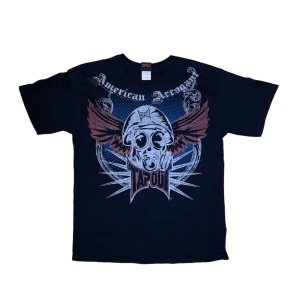 Tapout T-shirt  - Tapout T-shirt i storlek L. Jag på bilden är 180 cm. Mått: axelbredd - 55 cm, längd - 75 cm. Skriv för fler bilder och frågor!