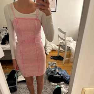 Jeansklänning - Jättesöt jeansklänning som passar i många tillfällen. Aldrig använd💗