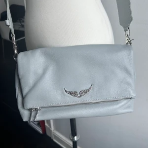 Ny oanvänd Zadig Voltaire väska  - Säljer en ny oanvänd Zadig & Voltaire Rocky väska.  Kommer med dustbag. Den är köpt på Nathalie Schuterman. Finns intill Karlaplan 🌸