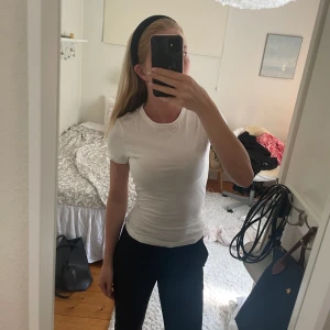 Tajt t shirt  - Så skön tajt T-shirt som jag skriv använt. Jag säljer även en likadan i svart som finns i min profil💕💕