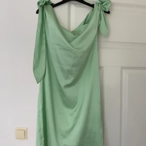 Klänning ivyrevel - Grön kort klänning från ivy relevl, stolek 34🌸