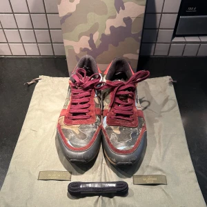 Valentino rockrunners  - Säljer dessa asfeta valentino rockrunners i hyfsat skick  Cond 6/10 Allt og! Finns äkthetsbevis. Bara höra av sig vid eventuella frågor!