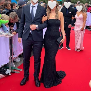 Balklänning/svart klänning - Säljer nu min älskade balklänning jag använde på balen 2024 🖤 kommer inte få någon användning av den nu så det är därför jag säljer den, jag är 163cm 🖤och skriv gärna privat om ni vill se fler bilder!!