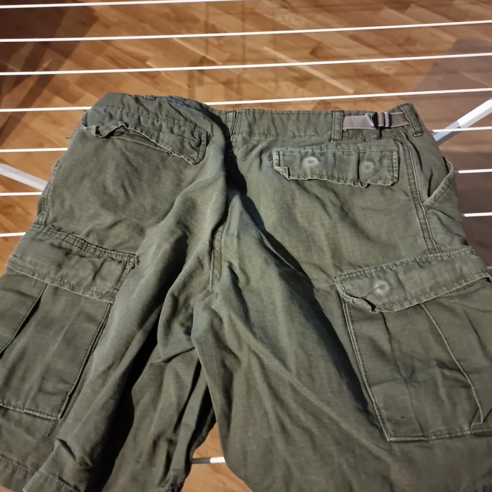 Oliv färgade, amerikanska tru-spec shorts. Shorts.