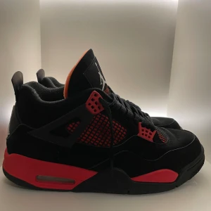 Jordan 4 red thunder  - Säljer mina Jordan 4 red thunder för att jag använder inte dem längre. Skorna är i fint skick det finns ingen box hör av er om ni har några frågor.