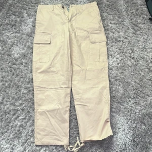 Carhartt WIP Cargo Beige Byxor Widefit/Relaxed Fit Cargos Storlek M - Säljer dessa fet nice Carhartt cargosana i beige ! Rekommenderar starkt till sommaren för de är sköna och bra för sommarväder , utmärkt skick har aldrig använt så nyskick 10/10. Storlek M. Skickar samma dag med instabox alltid! Ofta me postnord oxå. 