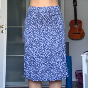 Blå Blommig Kjol - En basic blommig kjol från H&M i storlek S.