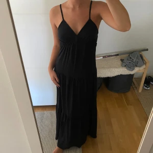 Svart klänning - Svart lång klänning från Bikbok i storlek XS